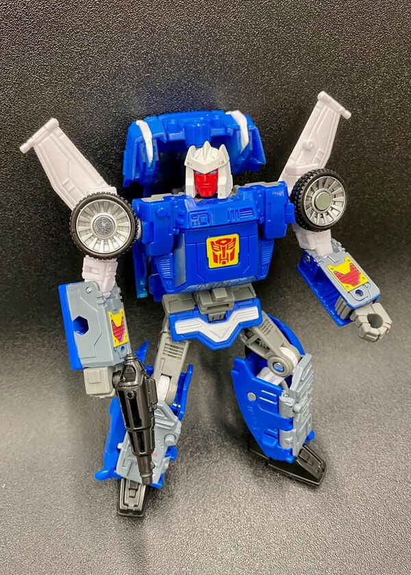 Takara Transformers Kingdom KD 15 Tracks Official In Hand Images  (1 of 2)